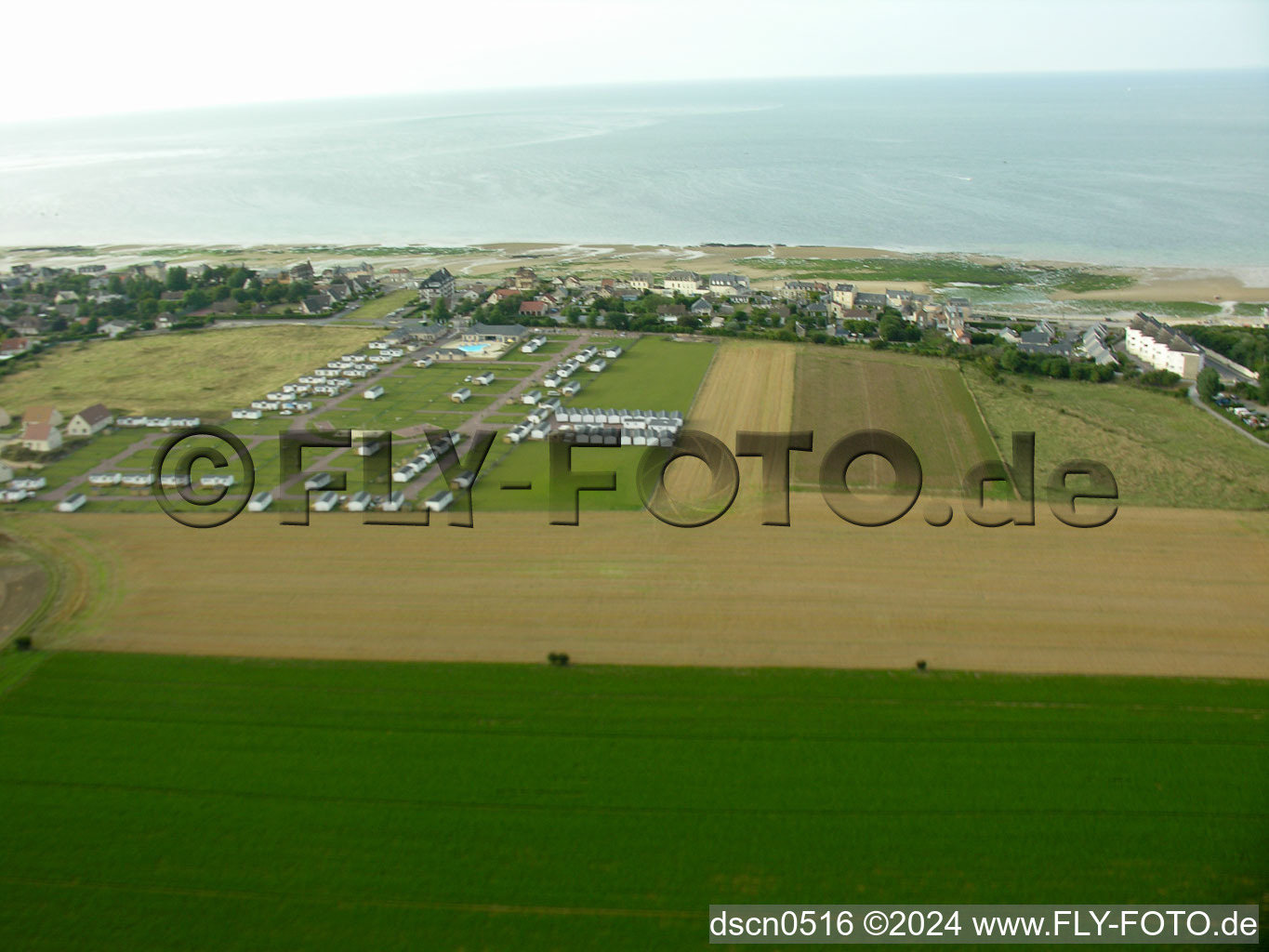 Vue aérienne de Plage de Luc en bord de mer à Langrune-sur-Mer dans le département Calvados, France