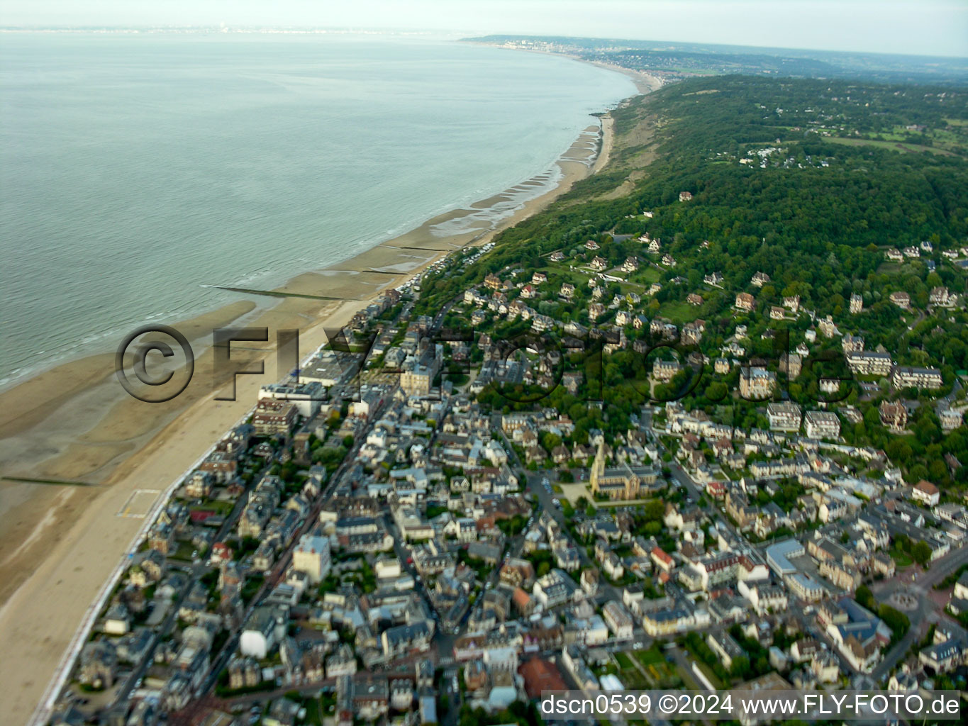 Vue aérienne de Dives-sur-Mer à Houlgate dans le département Calvados, France