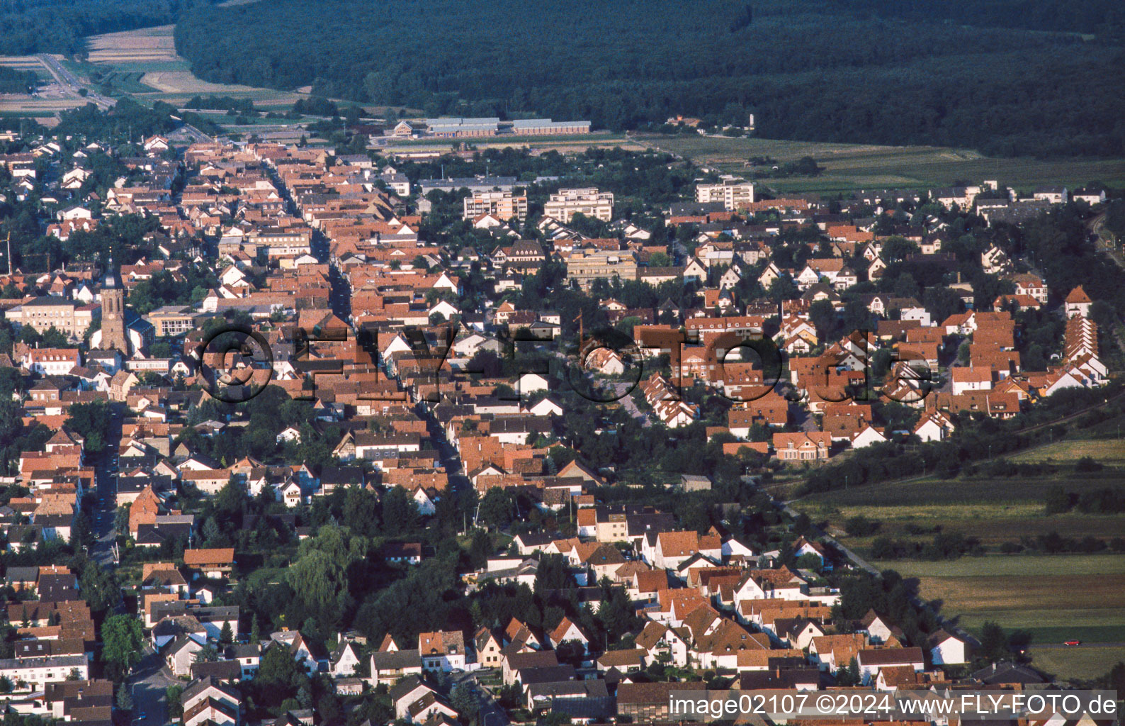 Vue aérienne de Rue du Rhin vue du ballon à Kandel dans le département Rhénanie-Palatinat, Allemagne