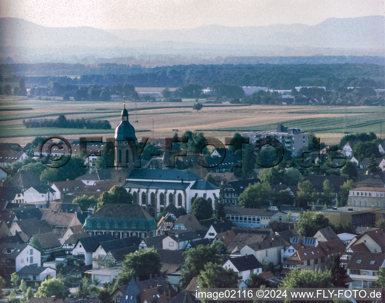 Vue aérienne de L'église Saint-Georges vue du ballon à Kandel dans le département Rhénanie-Palatinat, Allemagne