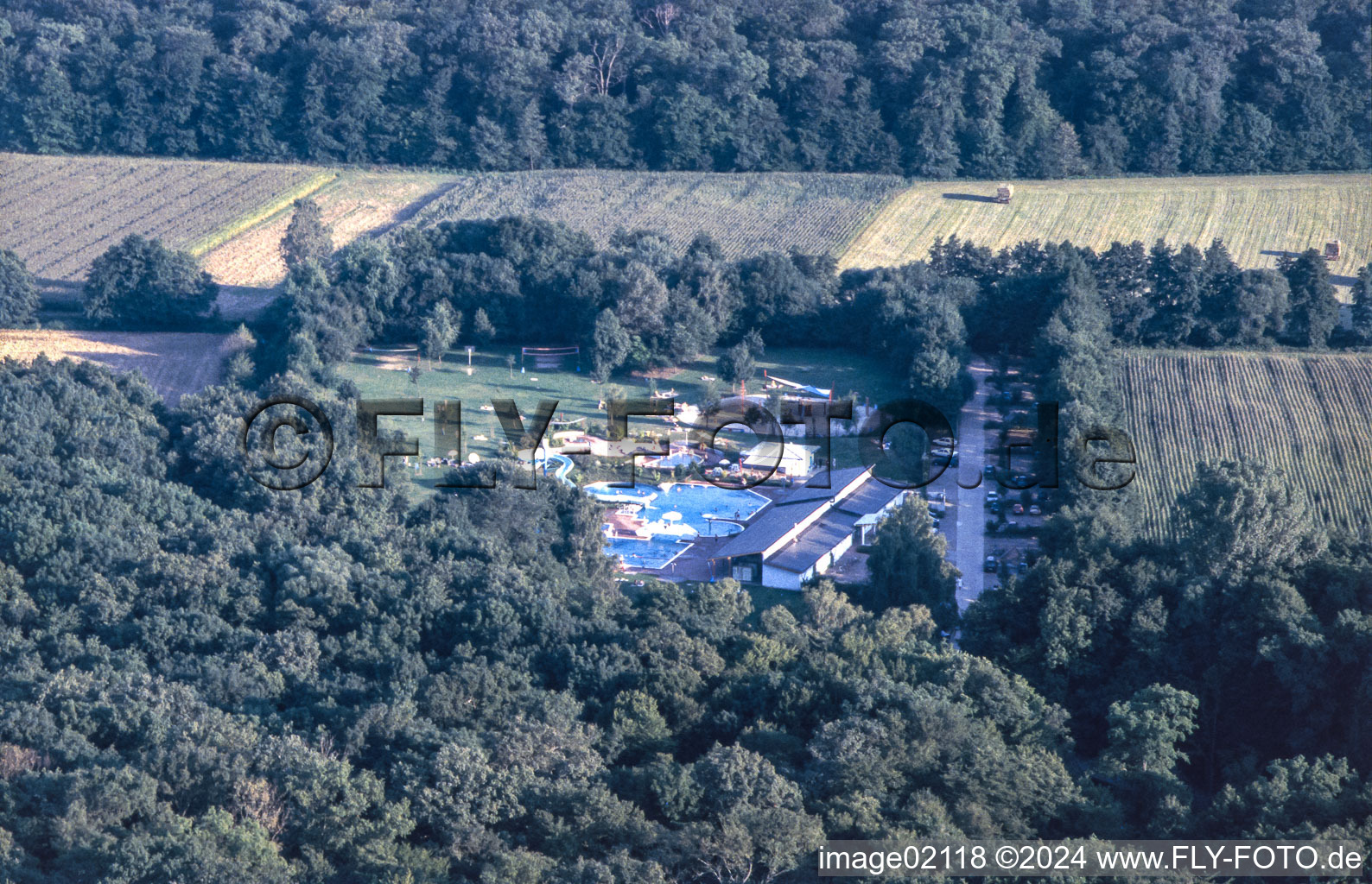 Vue aérienne de Piscine forestière depuis le ballon à Kandel dans le département Rhénanie-Palatinat, Allemagne