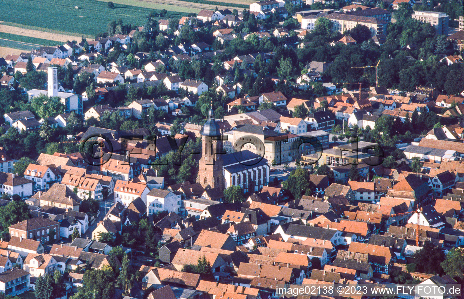 Vue aérienne de L'église Saint-Georges vue du ballon à Kandel dans le département Rhénanie-Palatinat, Allemagne