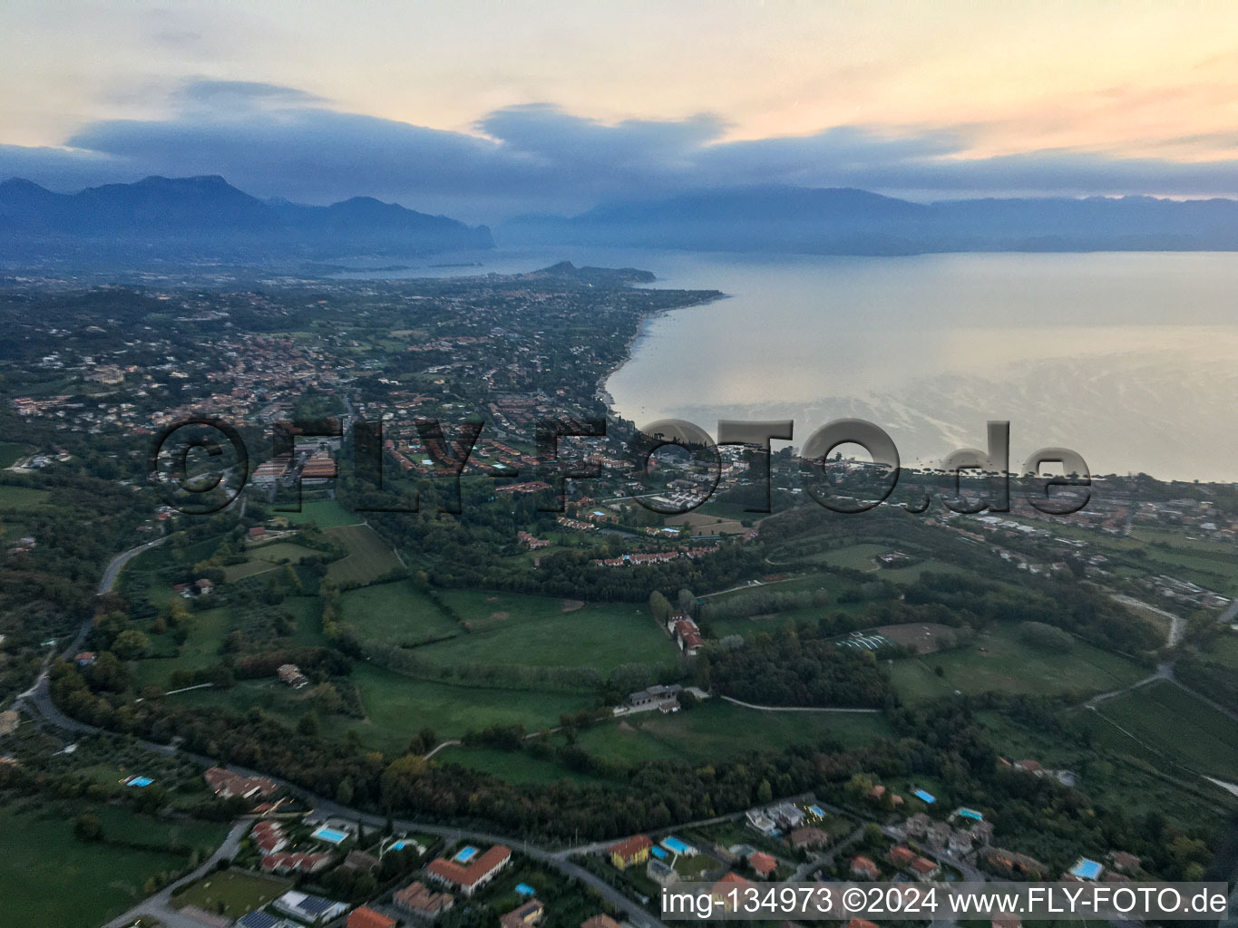 Vue aérienne de Padenghe sul Garda dans le département Brescia, Italie