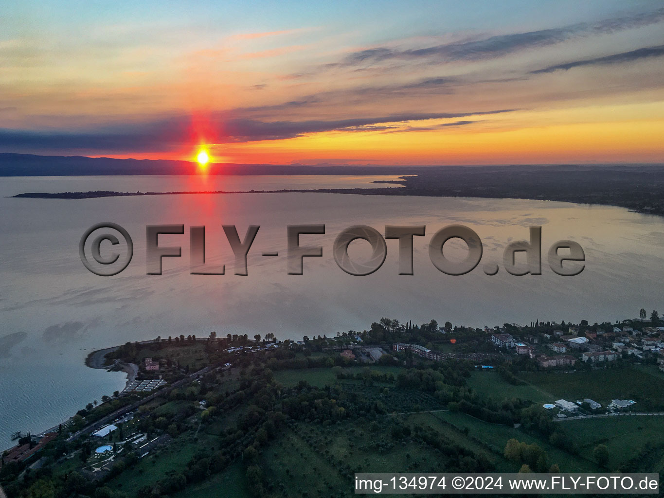 Vue aérienne de Lever du soleil au Campeggio del Vò Lac de Garde à Desenzano del Garda dans le département Brescia, Italie