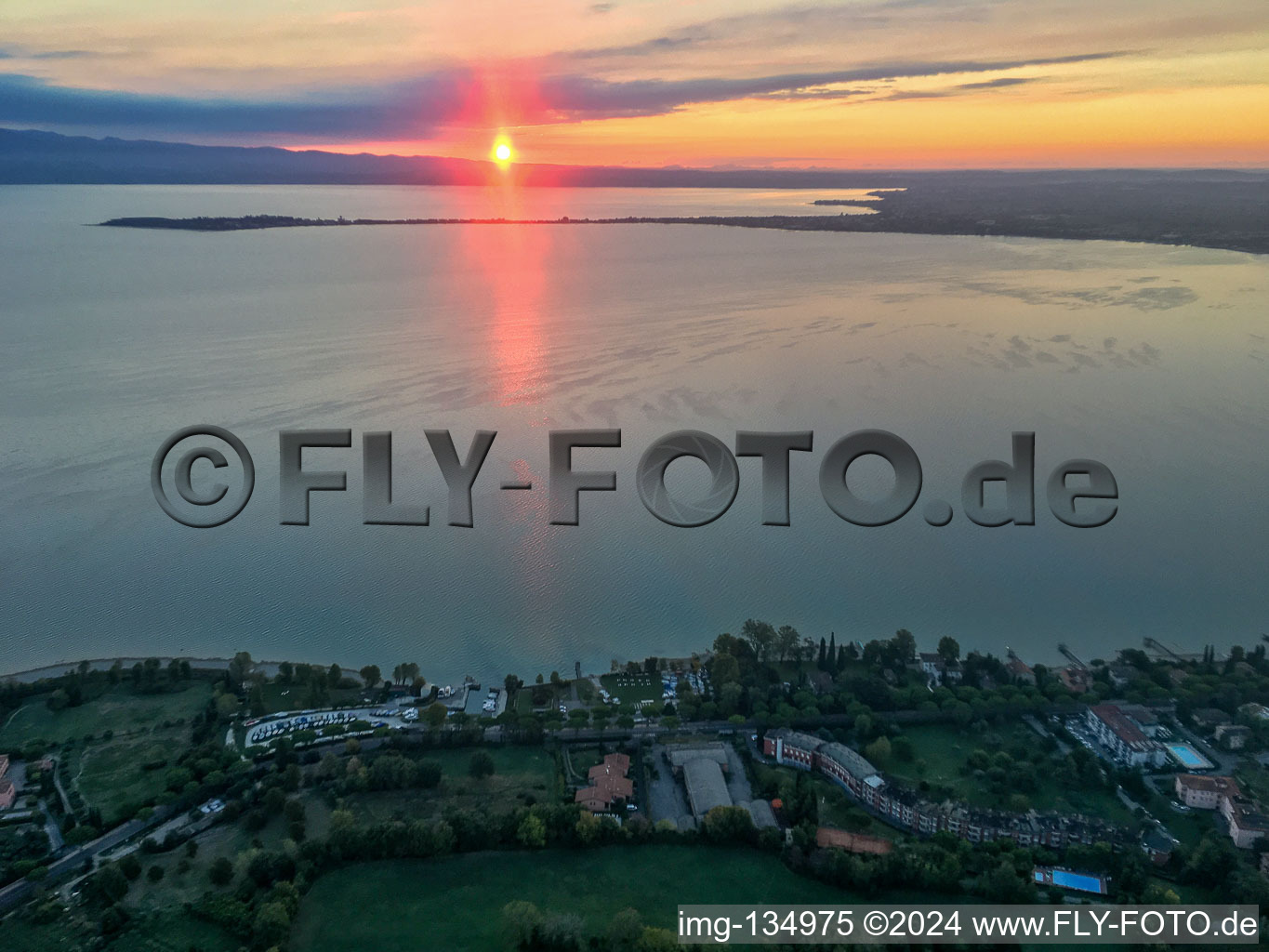 Vue aérienne de Lever du soleil à Barche Bellandi sur le lac de Garde à Desenzano del Garda dans le département Brescia, Italie