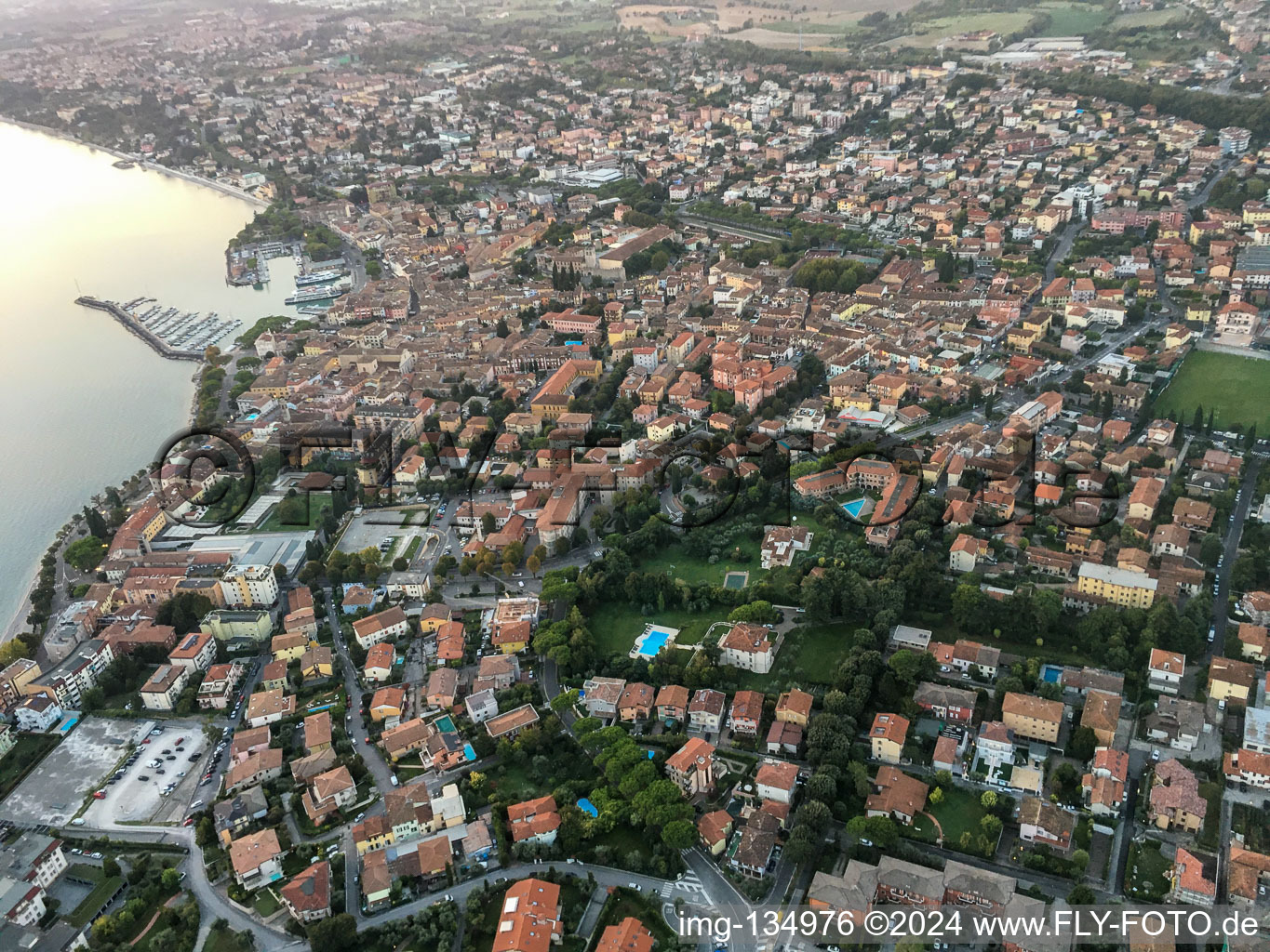 Vue aérienne de Desenzano del Garda dans le département Brescia, Italie