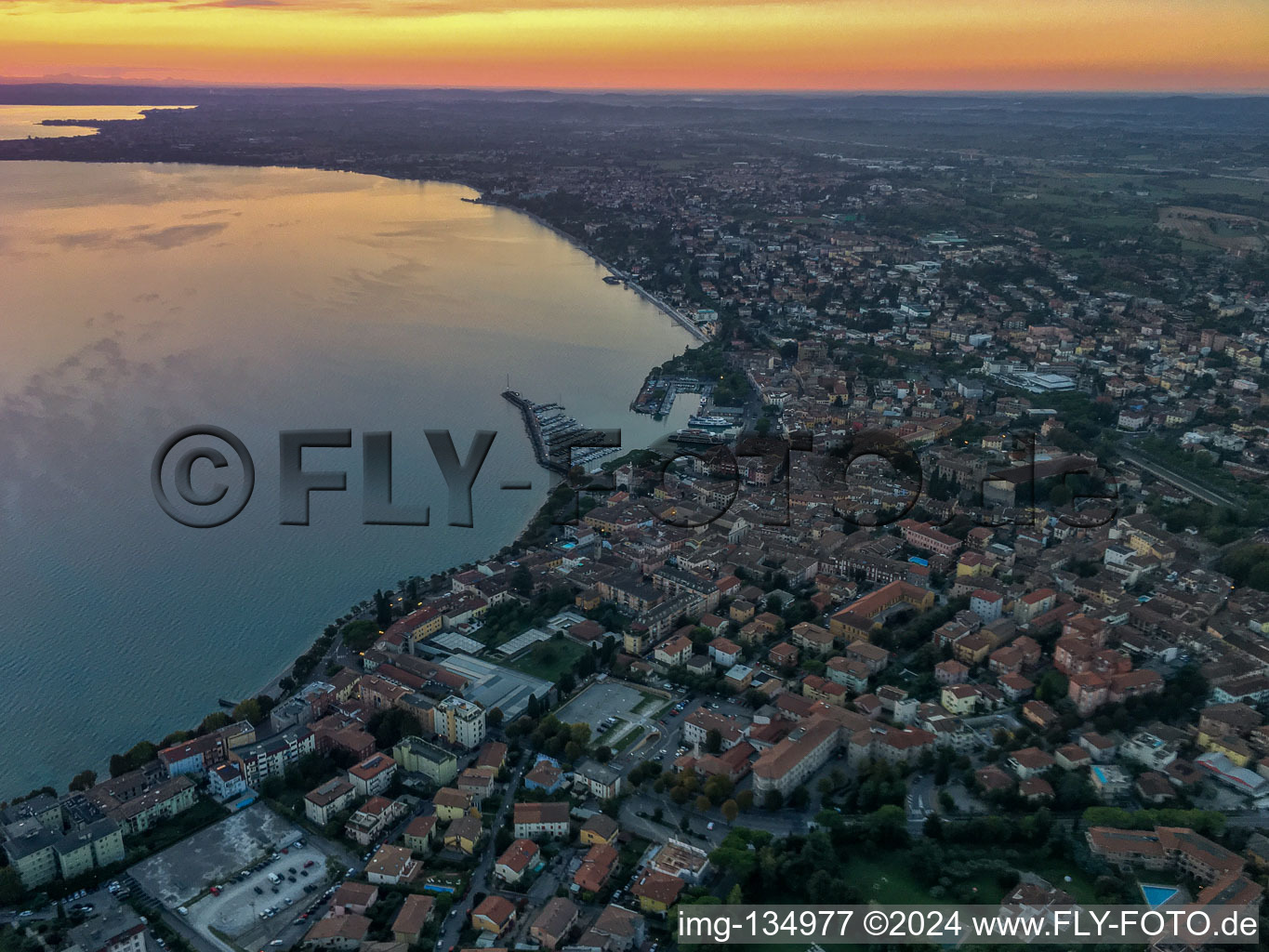 Vue aérienne de Lever de soleil sur le lac de Garde à Desenzano del Garda dans le département Brescia, Italie