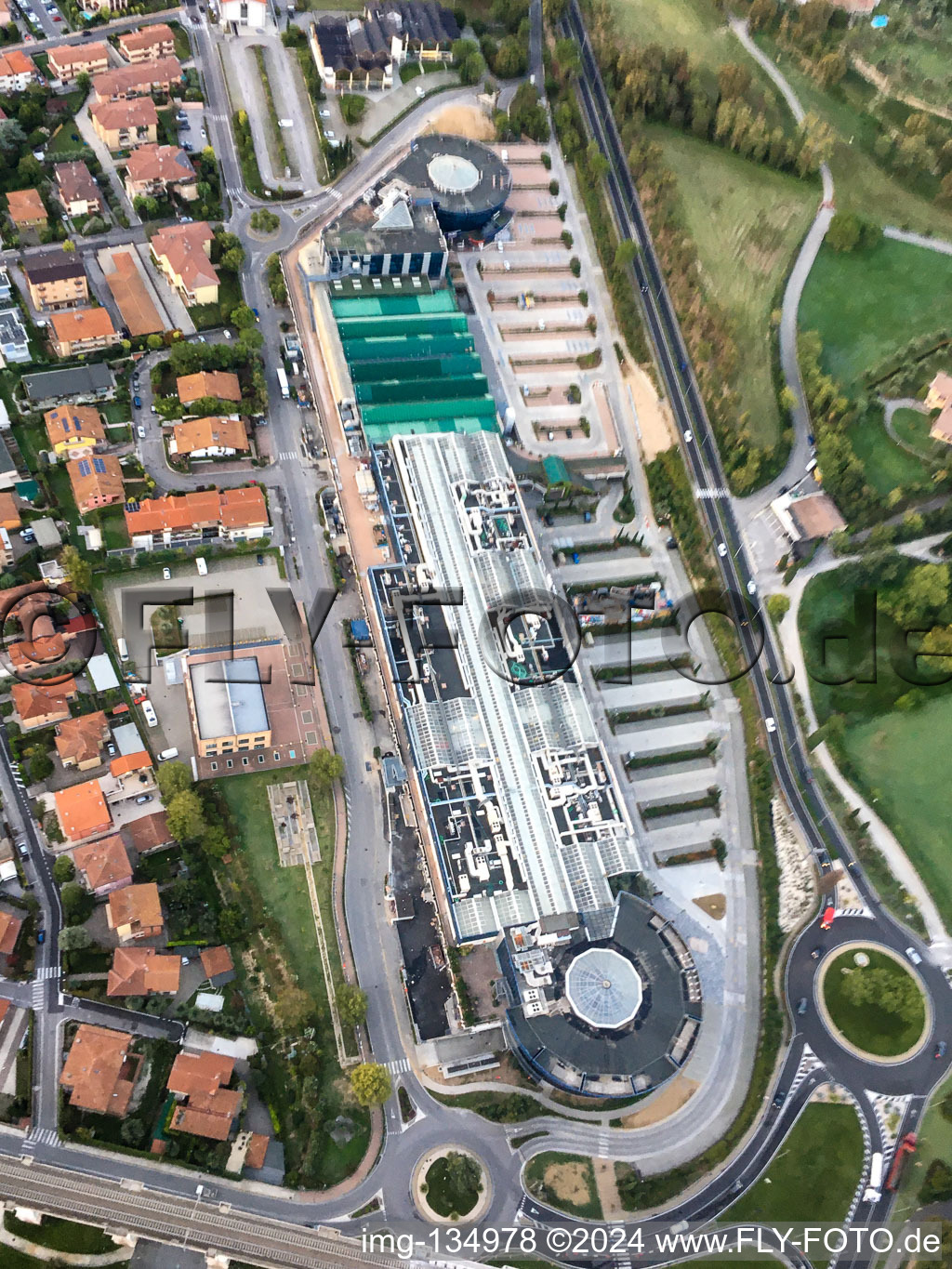 Vue aérienne de Complexe Commerciale Le Vele à Desenzano del Garda dans le département Brescia, Italie