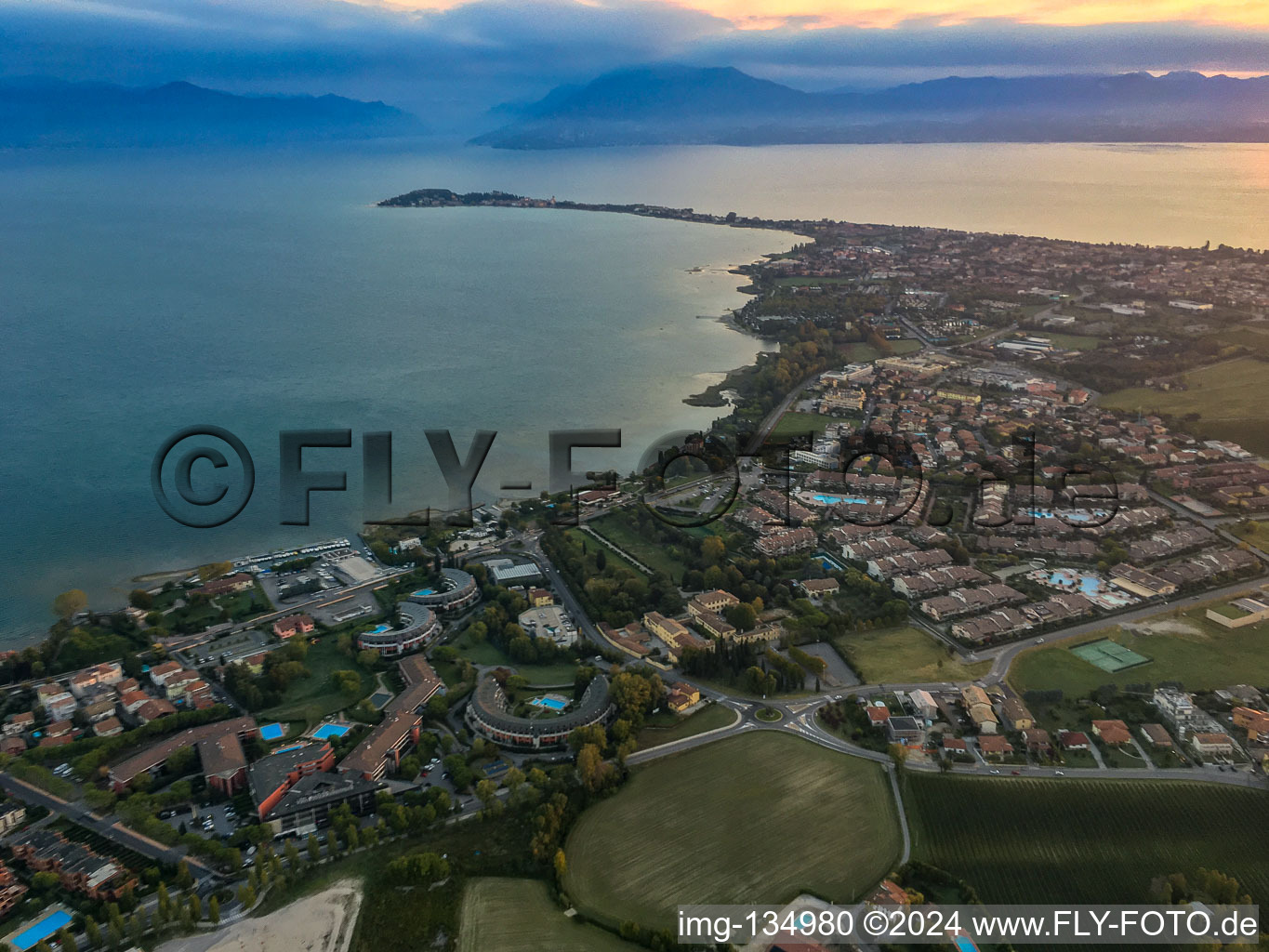 Vue aérienne de Péninsule de Sirmione sur le lac de Garde dans la lumière du matin à Desenzano del Garda dans le département Brescia, Italie