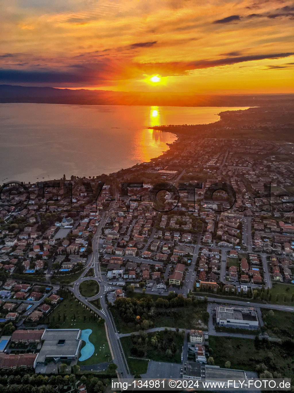 Vue aérienne de Lever de soleil sur le lac de Garde à Sirmione dans le département Brescia, Italie