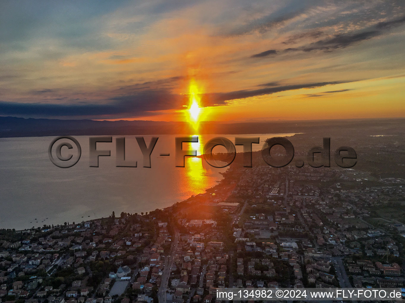 Vue aérienne de Lever de soleil sur le lac de Garde à Sirmione dans le département Brescia, Italie