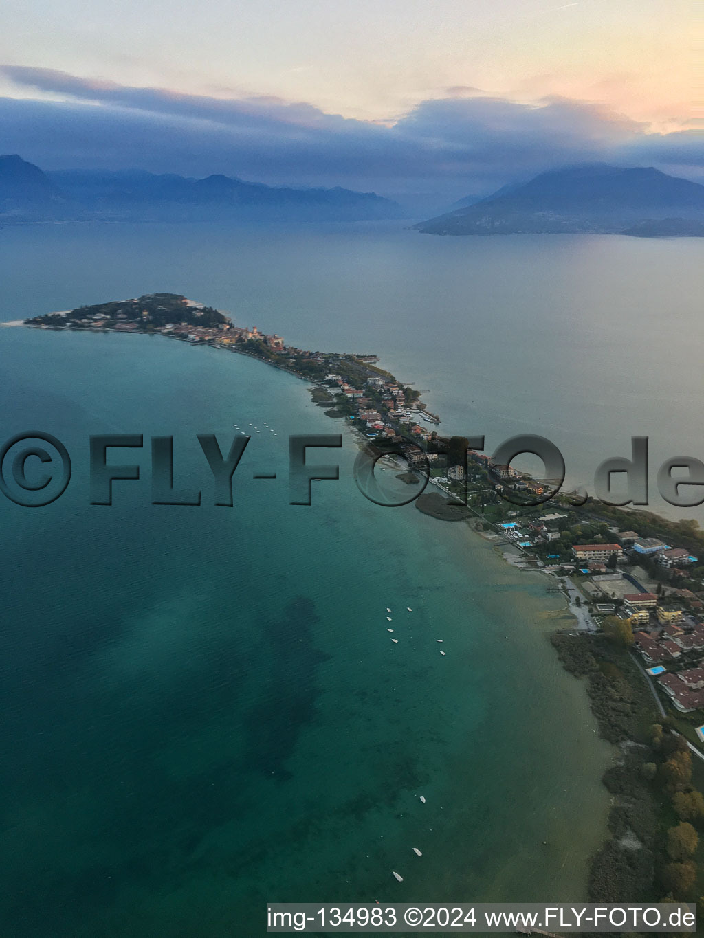 Vue aérienne de Ambiance matinale sur le lac de Garde à Sirmione dans le département Brescia, Italie