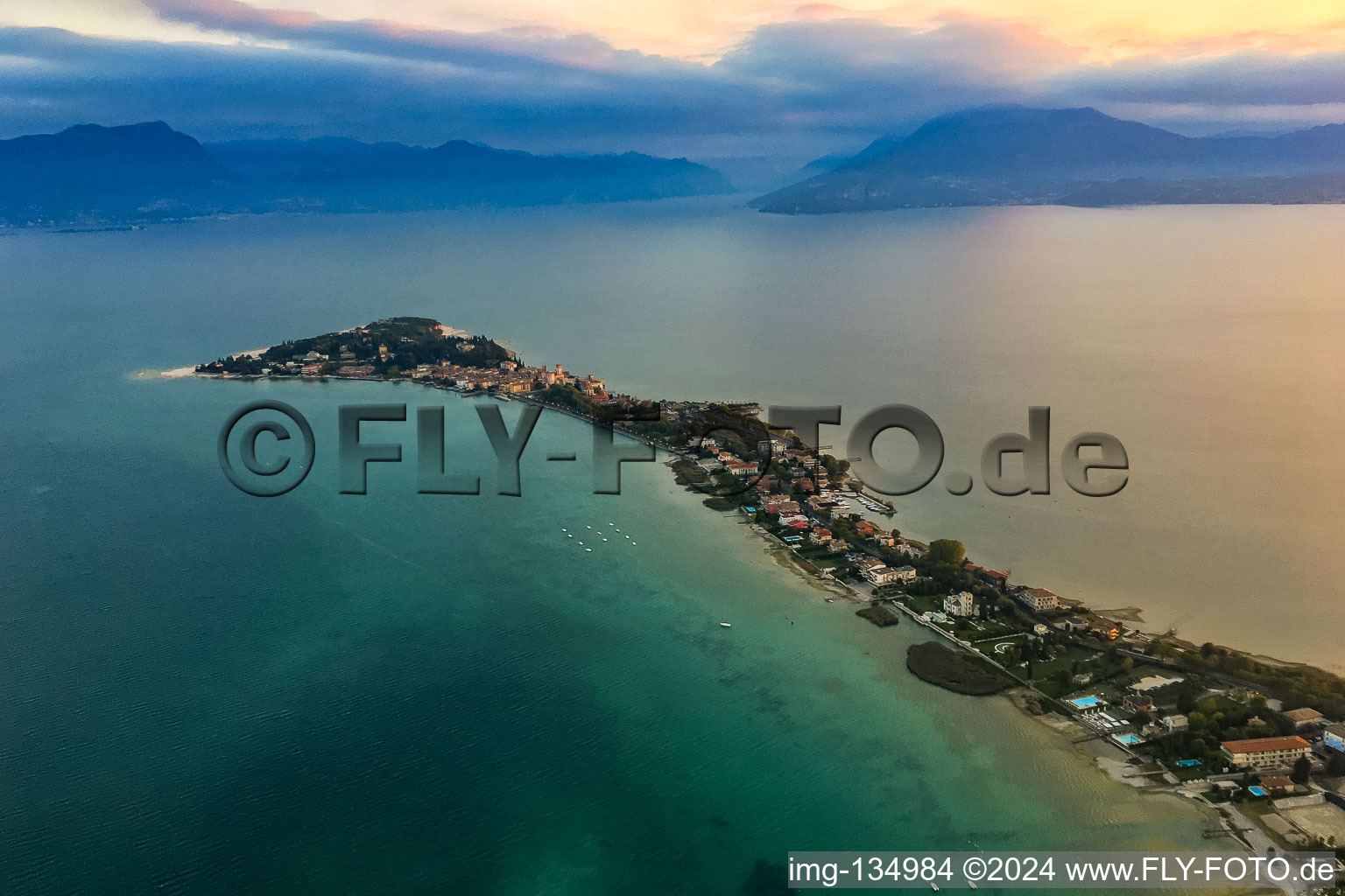 Vue aérienne de Ambiance matinale sur la péninsule Sirmione du lac de Garde à Sirmione dans le département Brescia, Italie