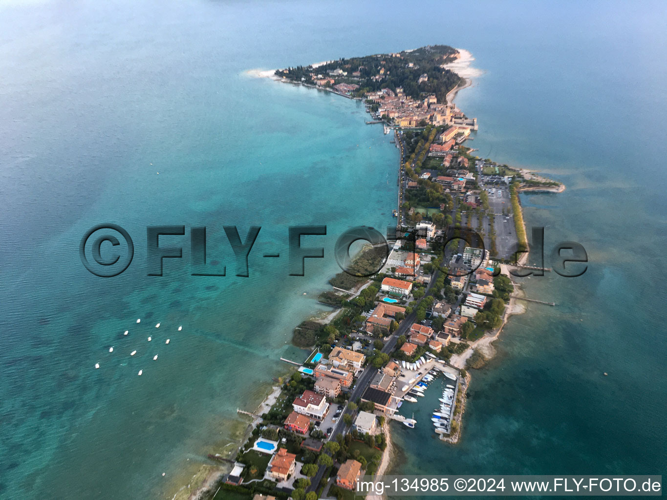 Vue aérienne de Sirmione dans le département Brescia, Italie