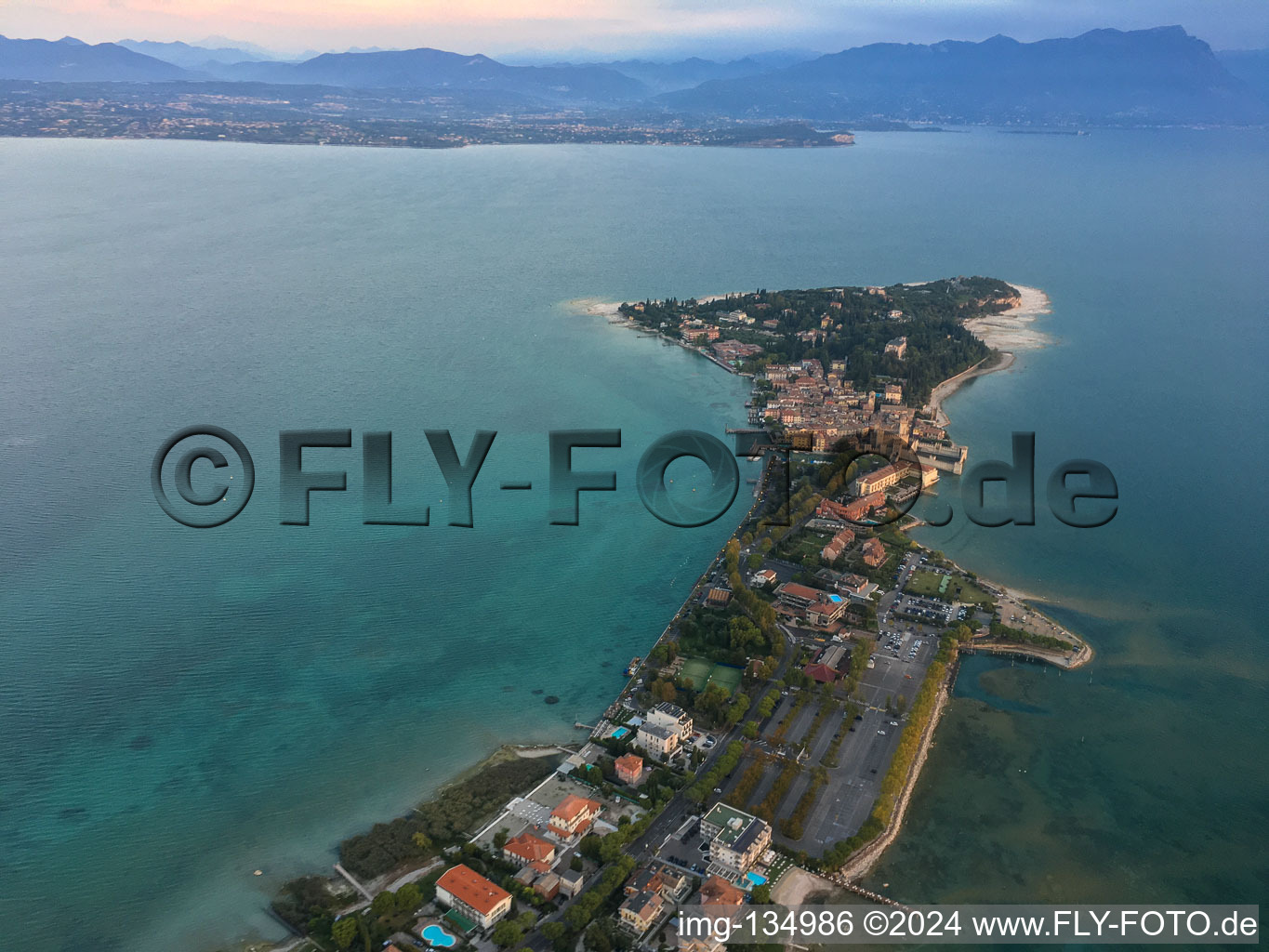 Vue aérienne de Sirmione dans le département Brescia, Italie