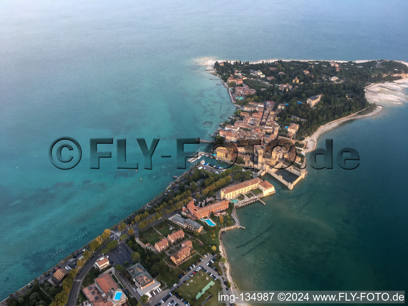 Photographie aérienne de Sirmione dans le département Brescia, Italie