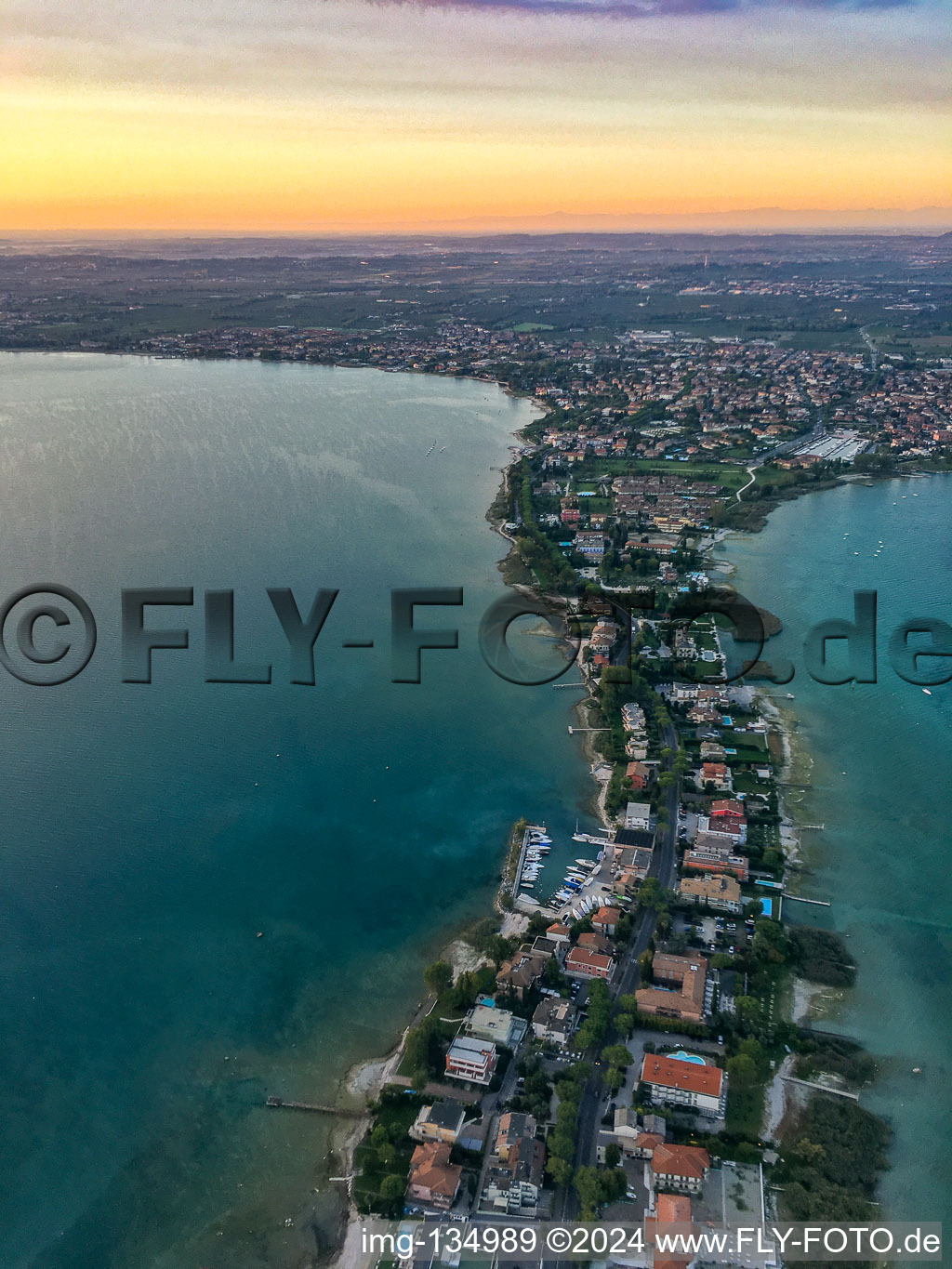 Vue aérienne de Colombare à Sirmione dans le département Brescia, Italie