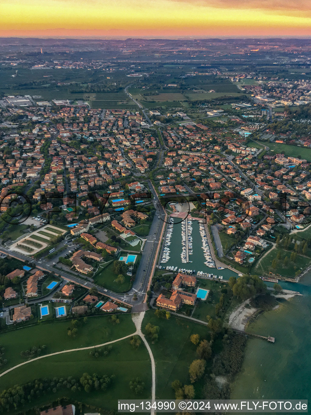 Vue aérienne de Marina irmione2 Spa à Sirmione dans le département Brescia, Italie