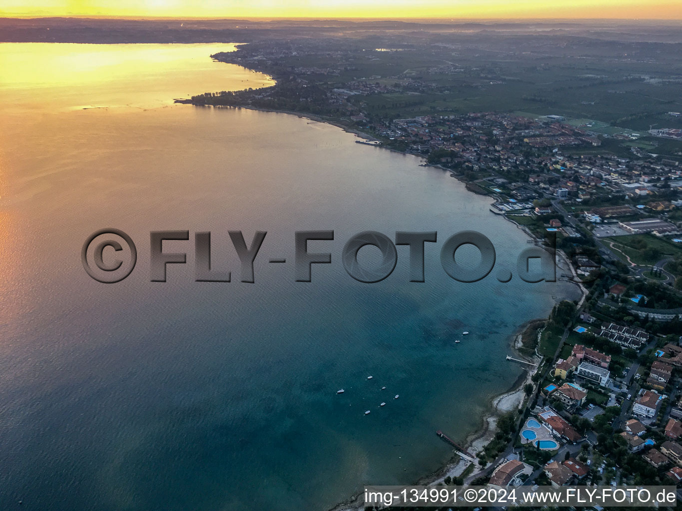 Photographie aérienne de Lever de soleil sur le lac de Garde à Sirmione dans le département Brescia, Italie