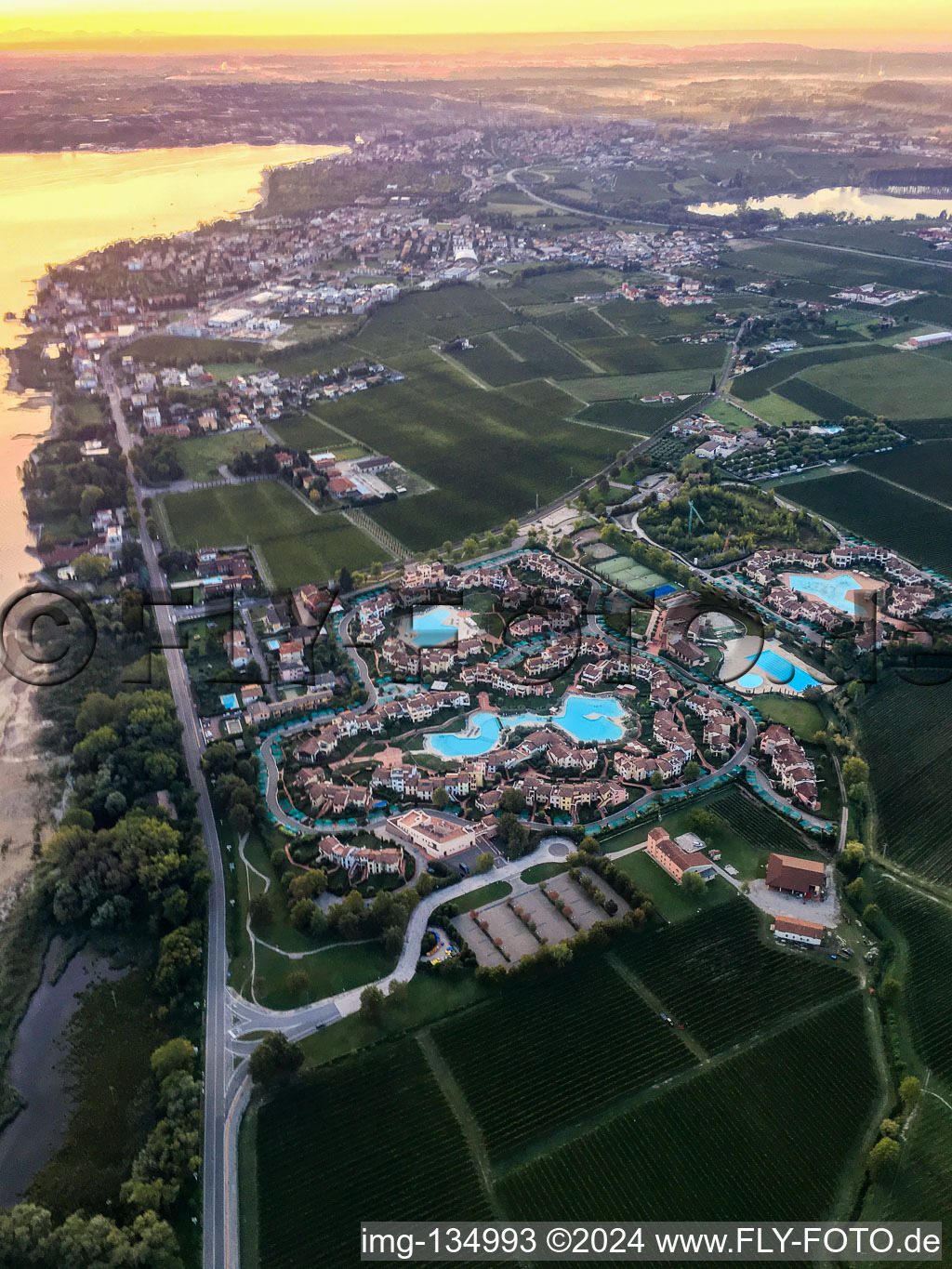 Vue aérienne de Garda Resort Village à Peschiera del Garda dans le département Verona, Italie