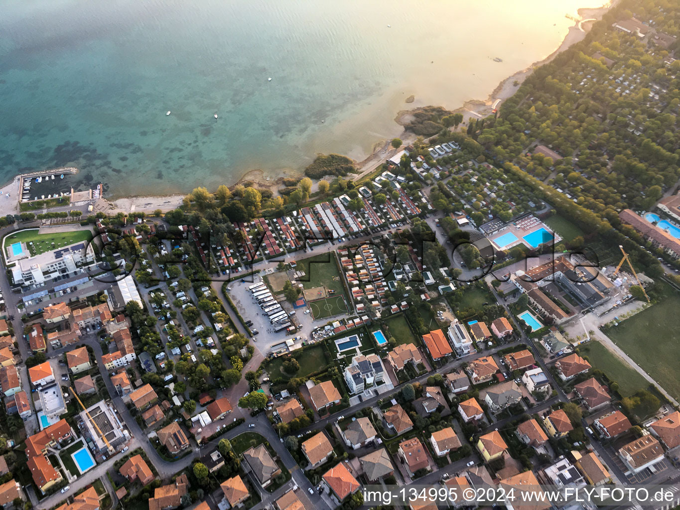 Vue aérienne de Spiaggia Bergamini à Peschiera del Garda dans le département Verona, Italie