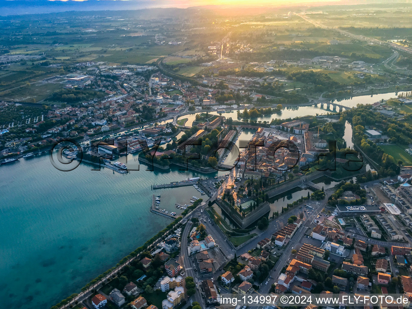 Vue aérienne de Peschiera del Garda dans le département Verona, Italie