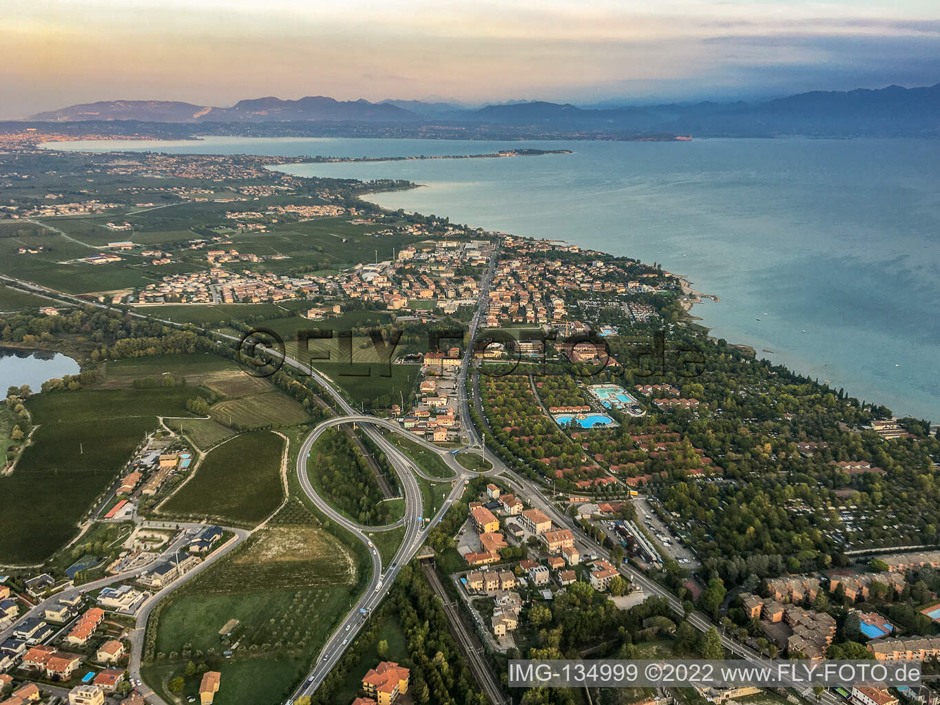 Vue aérienne de Camping Bella Italia - Grand bar de la piscine à Peschiera del Garda dans le département Verona, Italie