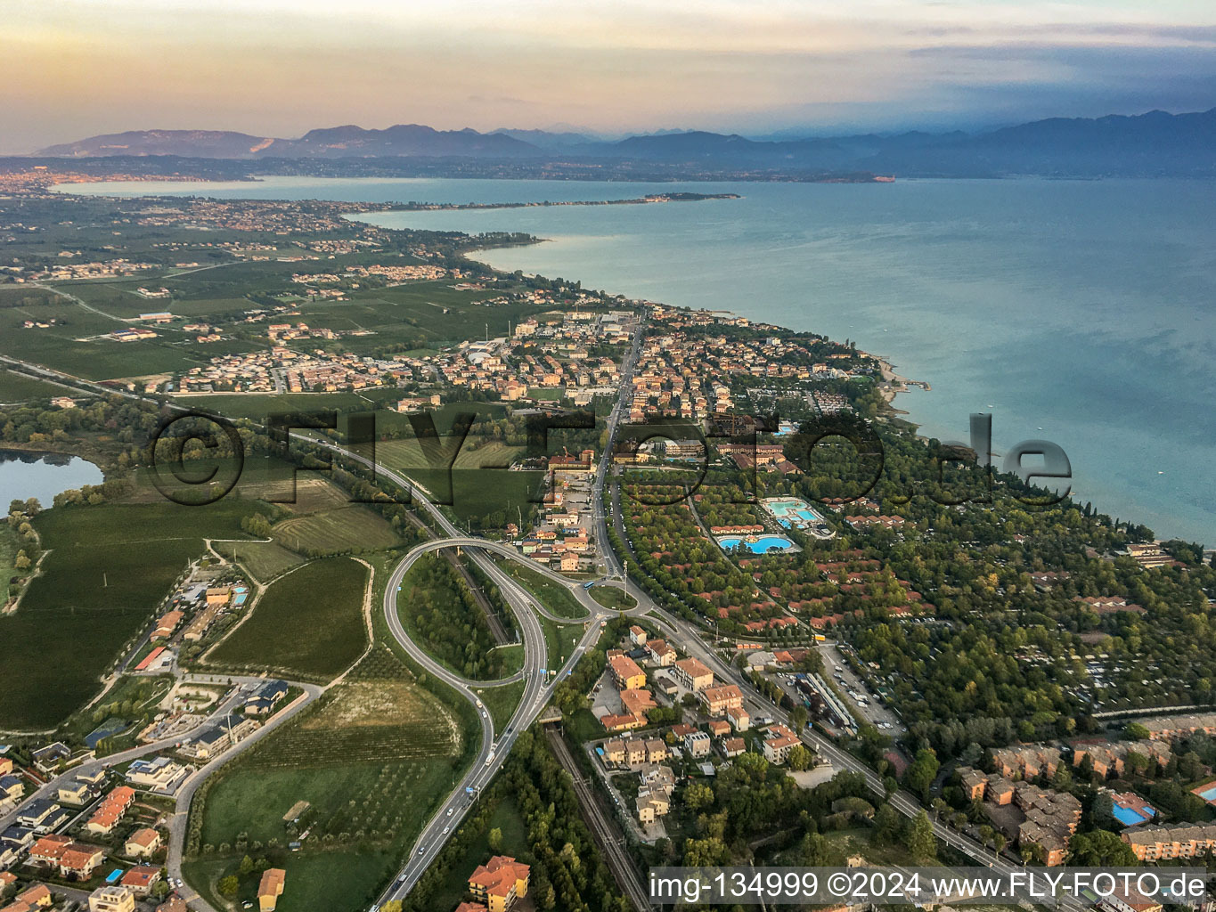 Vue aérienne de Camping Bella Italia - Grand bar de la piscine à Peschiera del Garda dans le département Verona, Italie