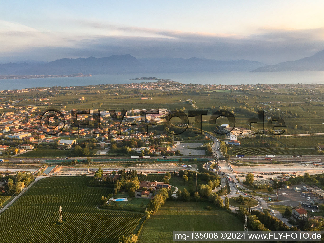 Vue aérienne de Quartier San Martino della Battaglia in Desenzano del Garda dans le département Brescia, Italie