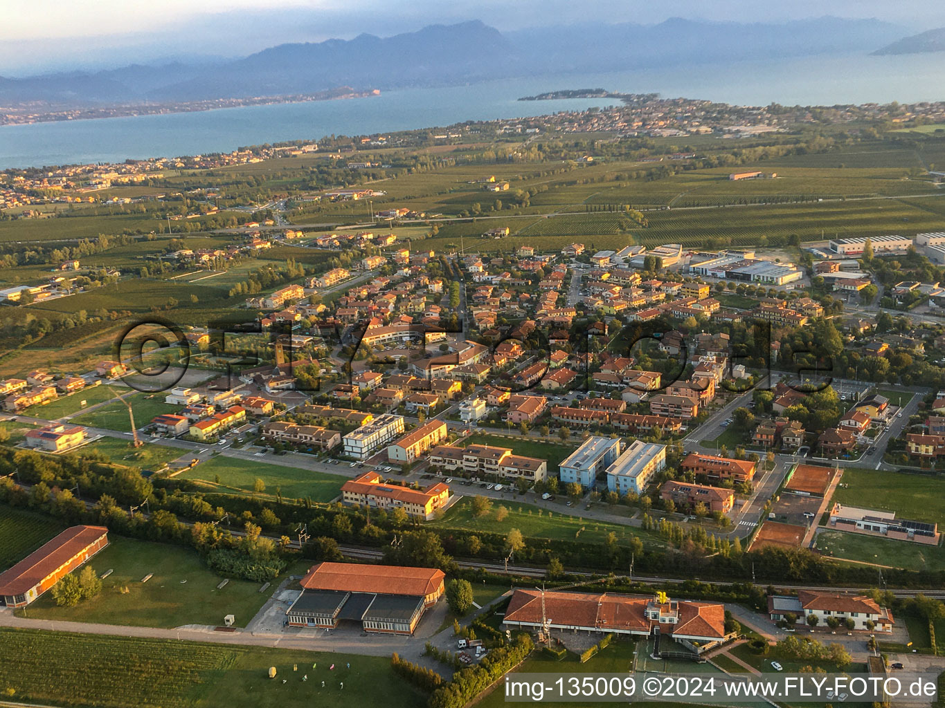 Vue aérienne de Consorzio Tutela Grana Padano à le quartier San Martino della Battaglia in Desenzano del Garda dans le département Brescia, Italie