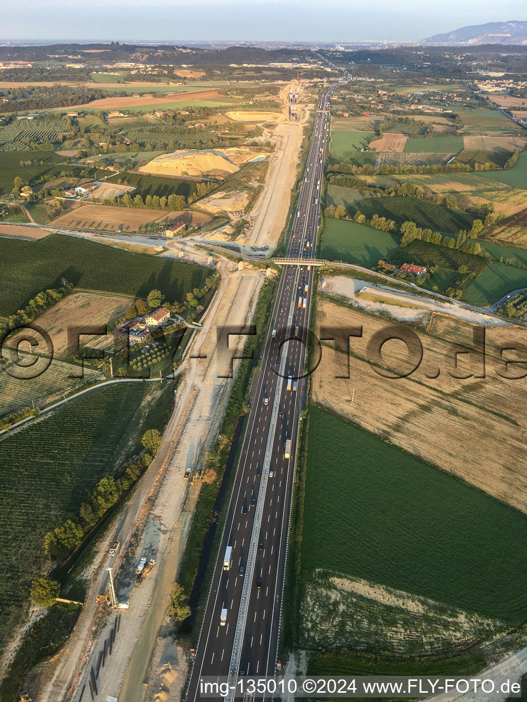 Vue aérienne de Chantier de construction d'un tunnel le long de l'A4 à le quartier Bornade di Sotto in Desenzano del Garda dans le département Brescia, Italie