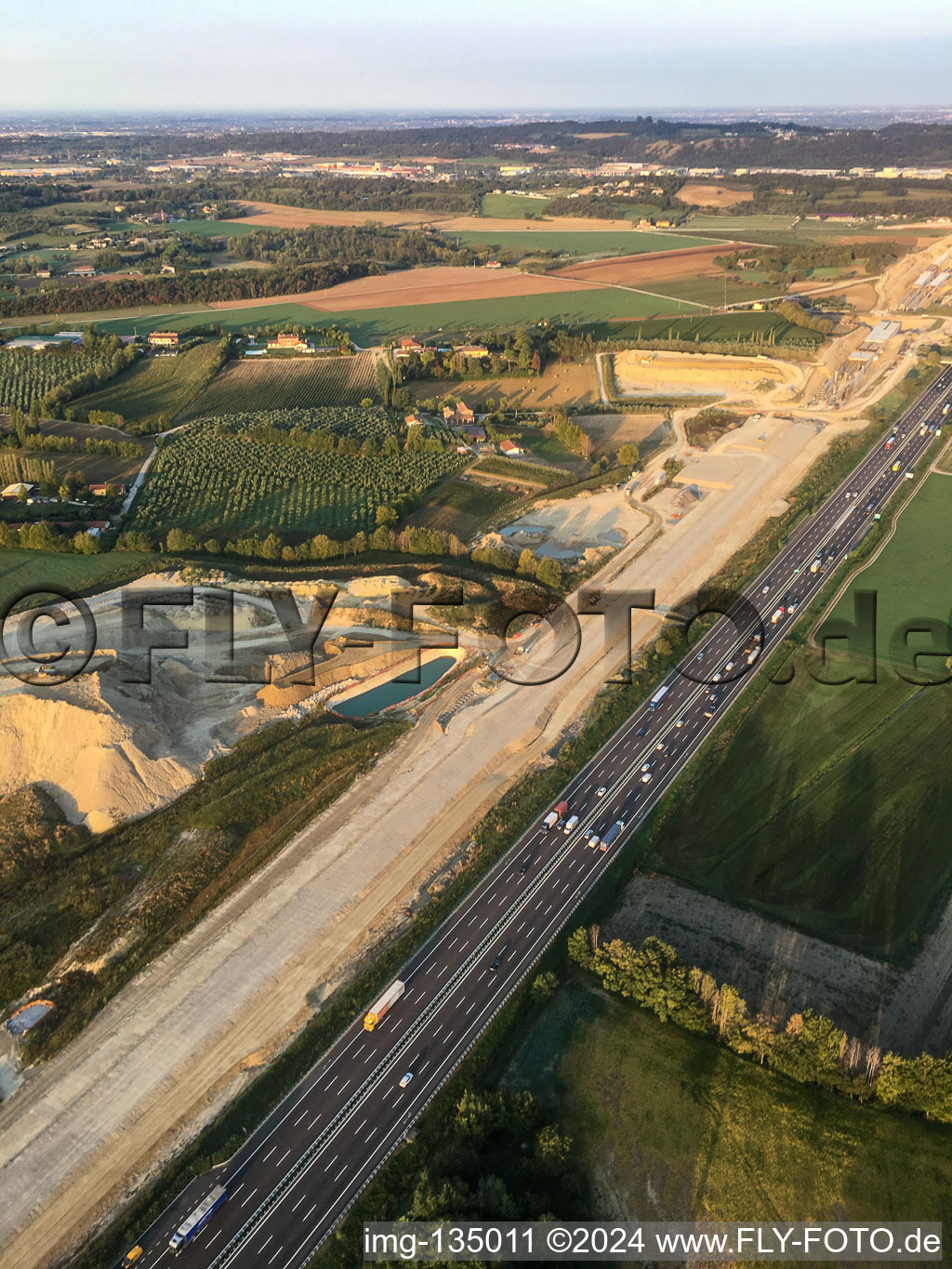 Vue aérienne de Chantier de construction d'un tunnel le long de l'A4 à le quartier Bornade di Sotto in Desenzano del Garda dans le département Brescia, Italie