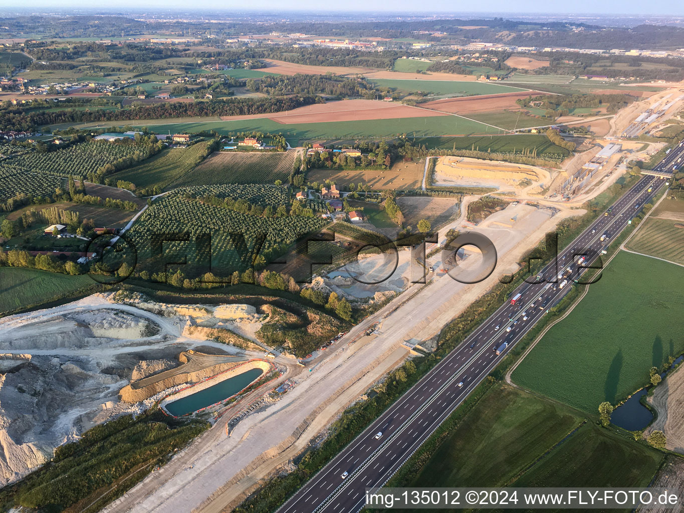 Photographie aérienne de Chantier de construction d'un tunnel le long de l'A4 à le quartier Bornade di Sotto in Desenzano del Garda dans le département Brescia, Italie