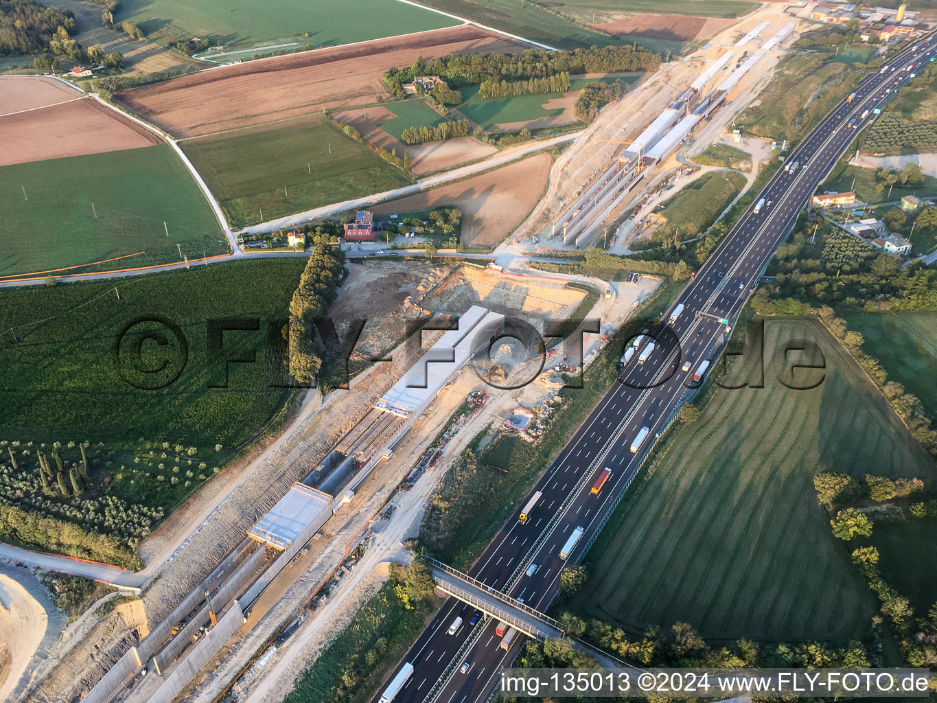 Vue oblique de Chantier de construction d'un tunnel le long de l'A4 à le quartier Bornade di Sotto in Desenzano del Garda dans le département Brescia, Italie