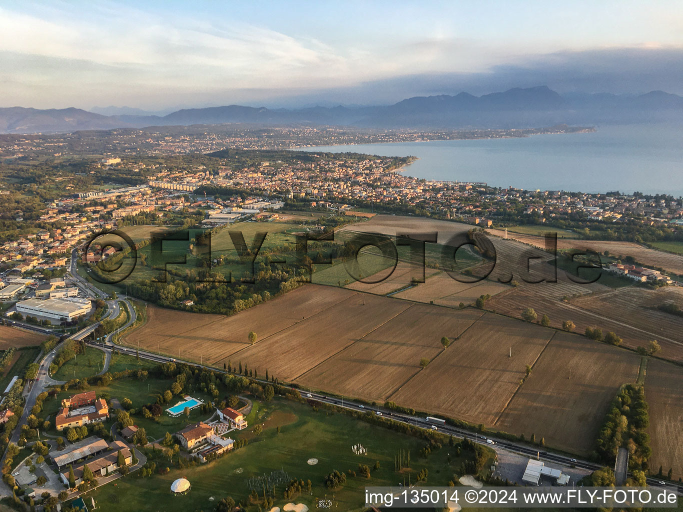 Vue aérienne de Desenzano del Garda dans le département Brescia, Italie