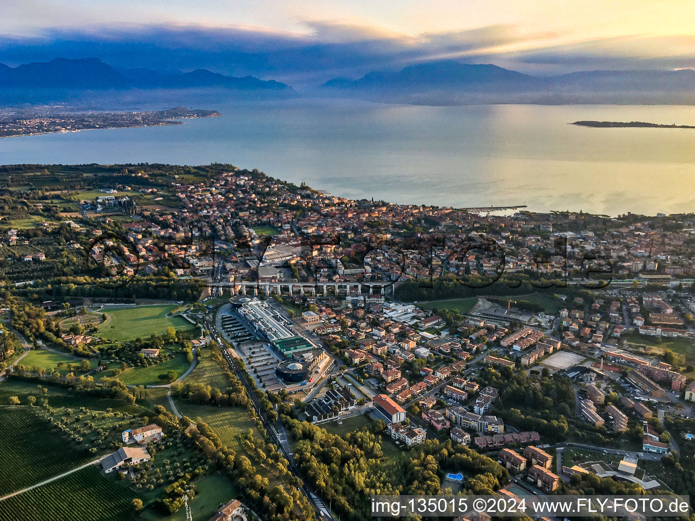 Vue aérienne de Viaduc ferroviaire Viadotto ferroviario di Desenzano sur le lac de Garde, Complesso Commerciale Le Vele à Desenzano del Garda dans le département Brescia, Italie