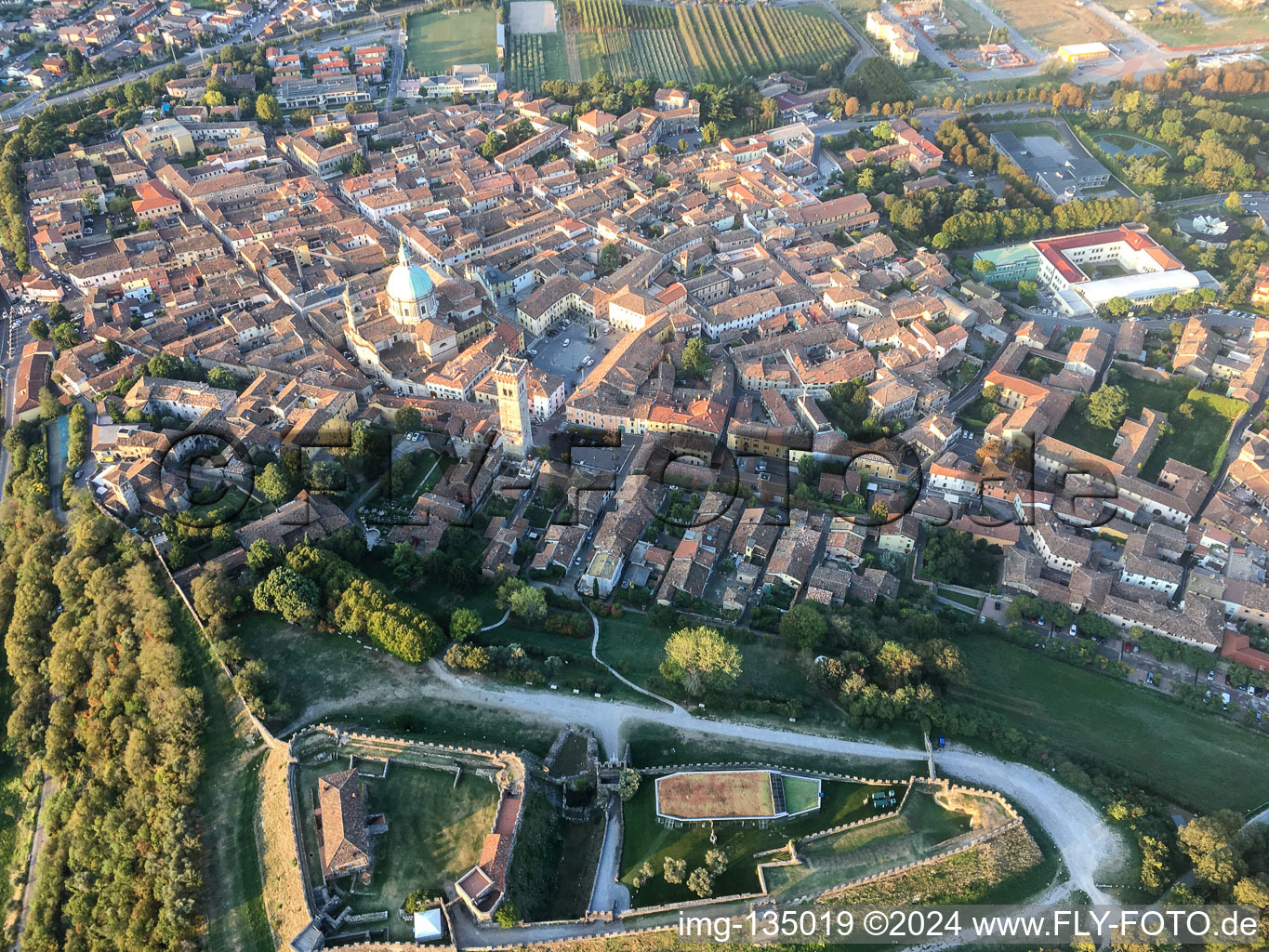 Vue aérienne de Basilique de Saint-Jean-Baptiste à le quartier Lonato in Lonato del Garda dans le département Brescia, Italie