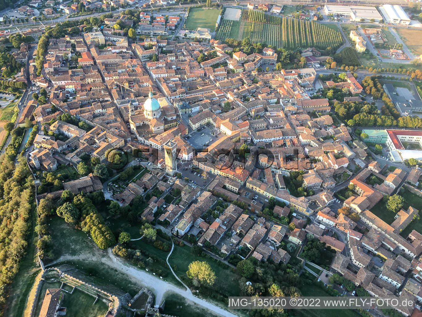 Vue aérienne de Basilique de Saint-Jean-Baptiste à Lonato del Garda dans le département Brescia, Italie