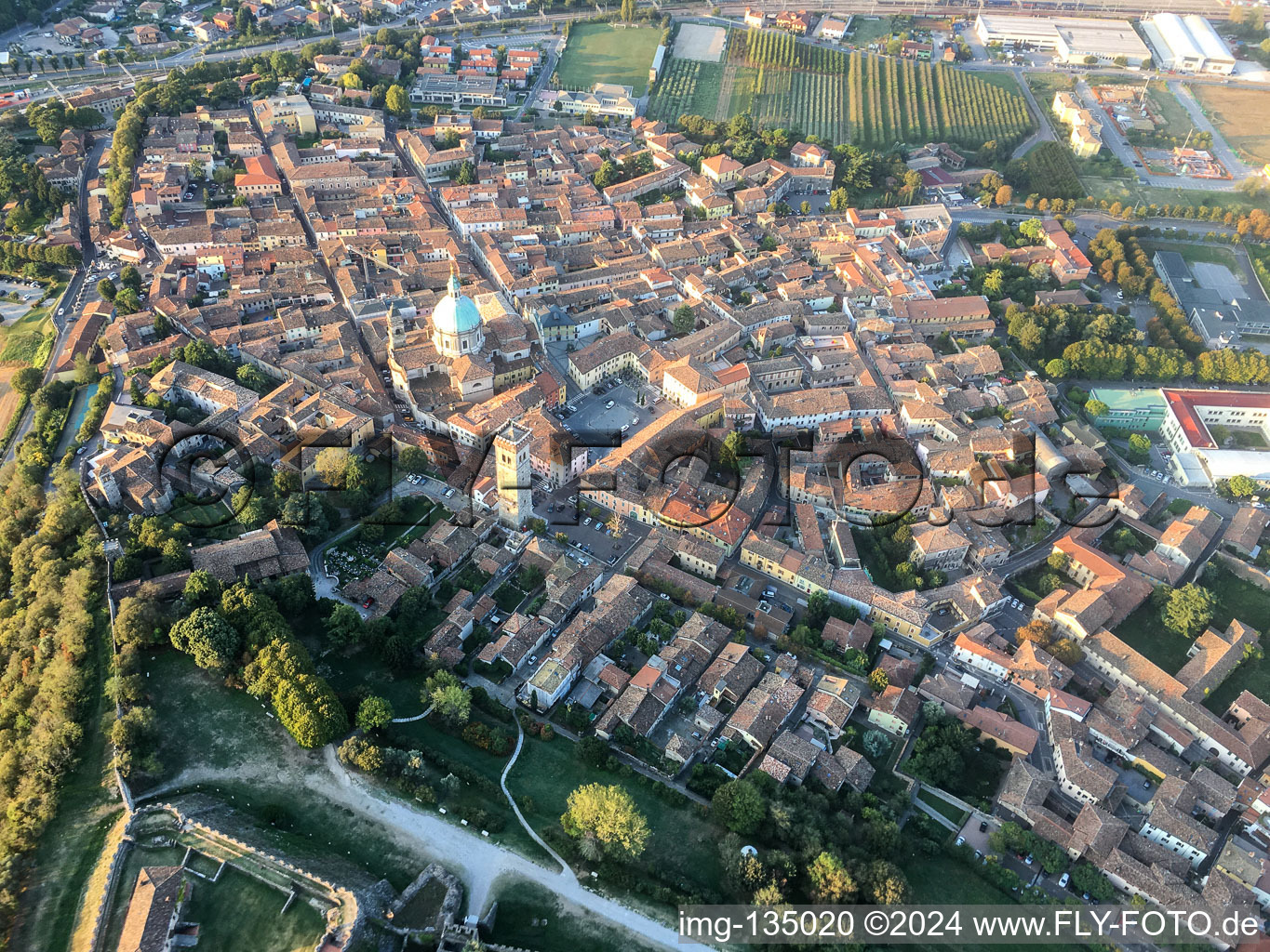 Vue aérienne de Basilique de Saint-Jean-Baptiste à Lonato del Garda dans le département Brescia, Italie