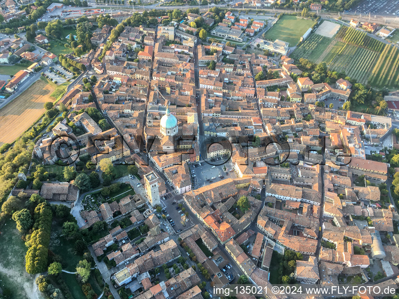 Photographie aérienne de Basilique de Saint-Jean-Baptiste à le quartier Lonato in Lonato del Garda dans le département Brescia, Italie