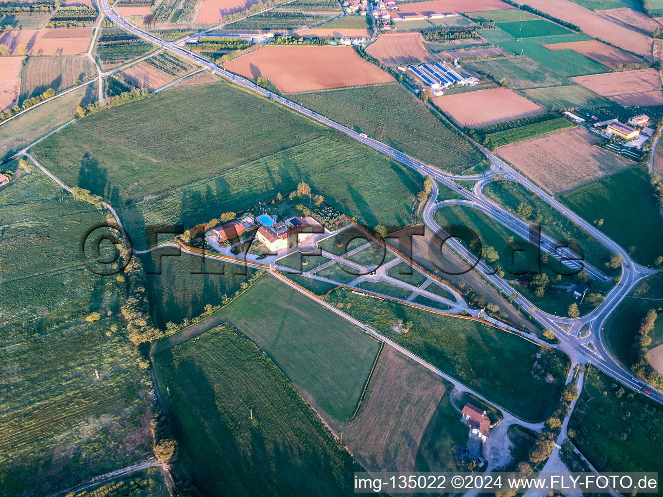 Vue aérienne de Société agricole il sogno à Lonato del Garda dans le département Brescia, Italie