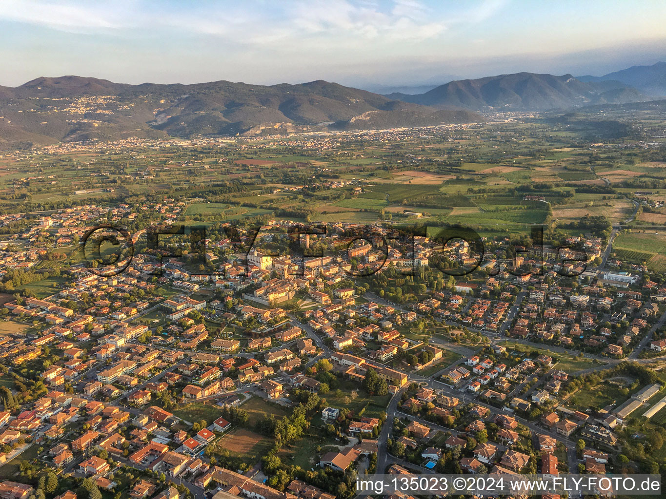 Vue aérienne de Bedizzole dans le département Brescia, Italie