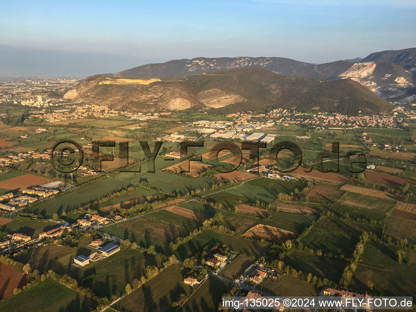 Vue aérienne de Carrières de marbre près de Mazzano à Nuvolera dans le département Brescia, Italie