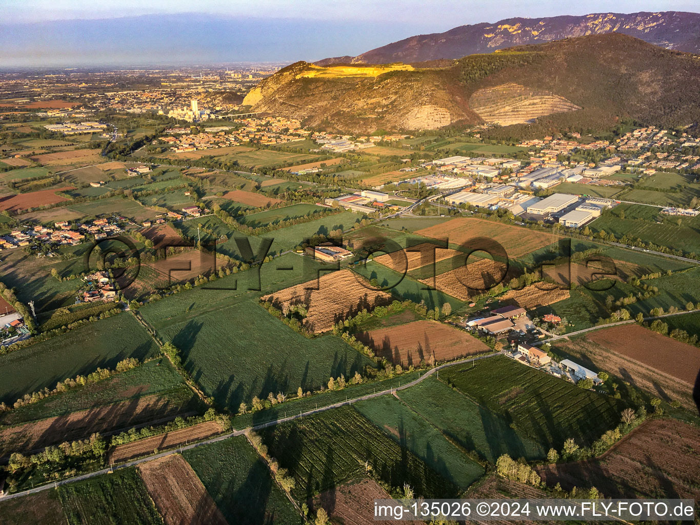 Vue aérienne de Carrières de marbre près de Mazzano à Nuvolera dans le département Brescia, Italie