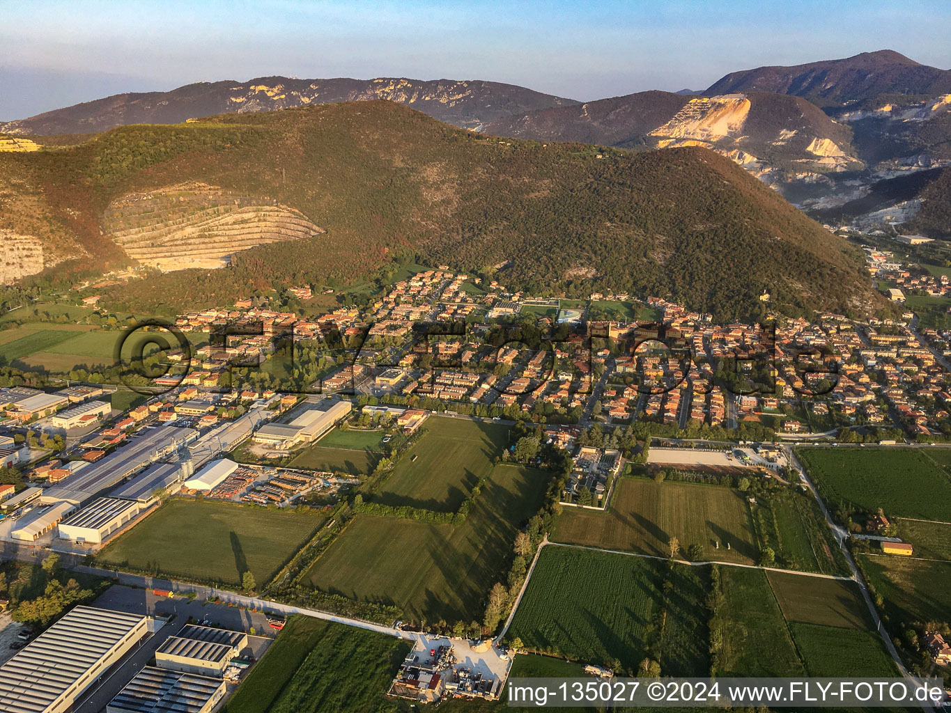 Vue aérienne de Nuvolera dans le département Brescia, Italie