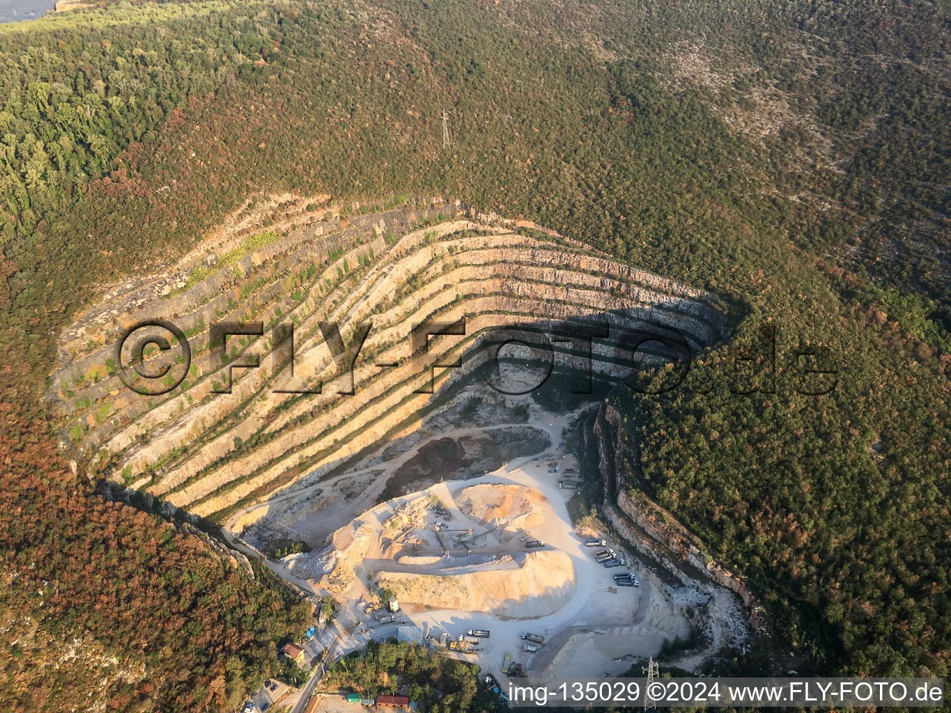 Photographie aérienne de Carrières de marbre près de Mazzano à Nuvolera dans le département Brescia, Italie