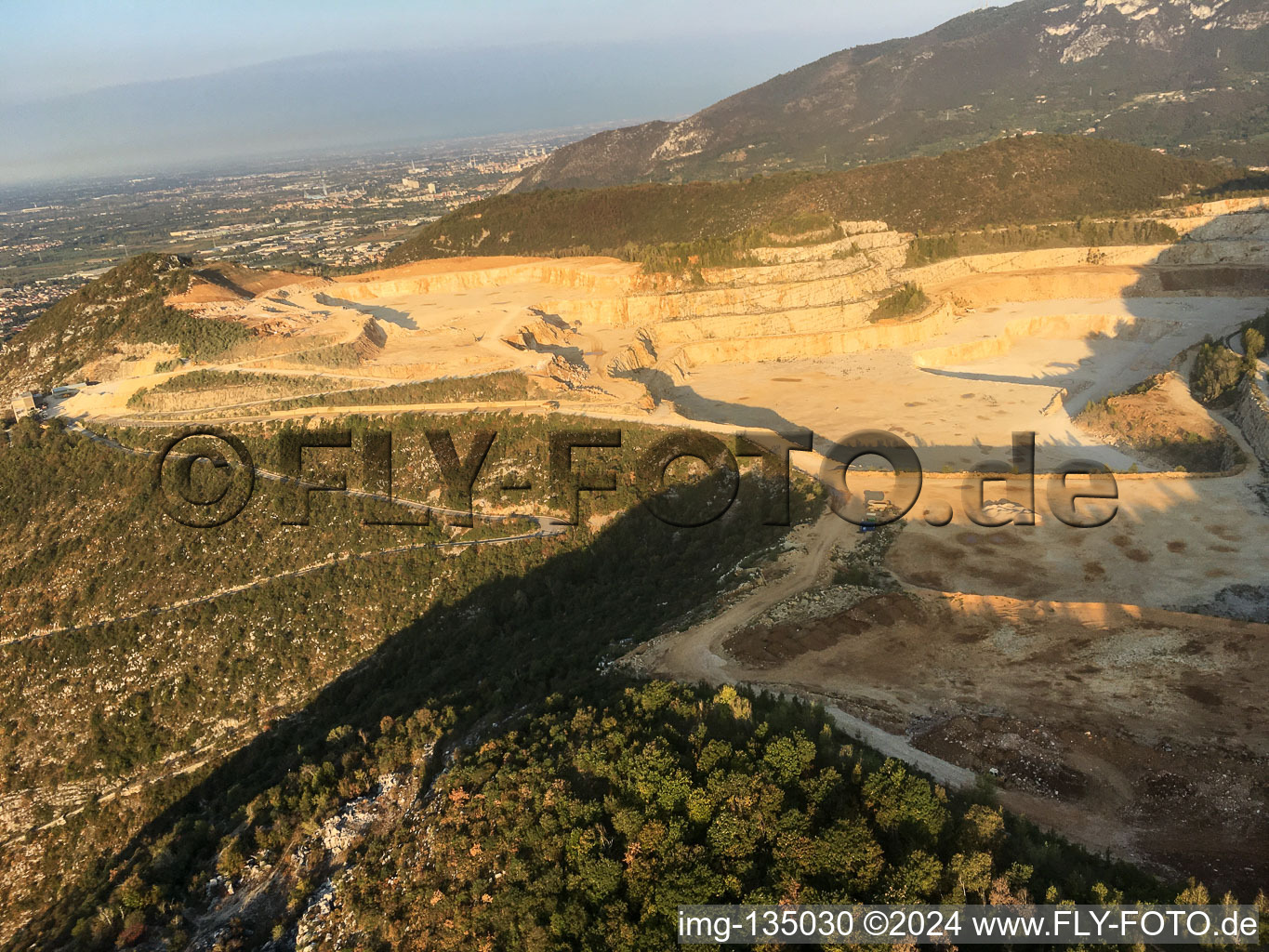 Vue aérienne de Carrière de calcaire Cava Italcementi à Mazzano dans le département Brescia, Italie