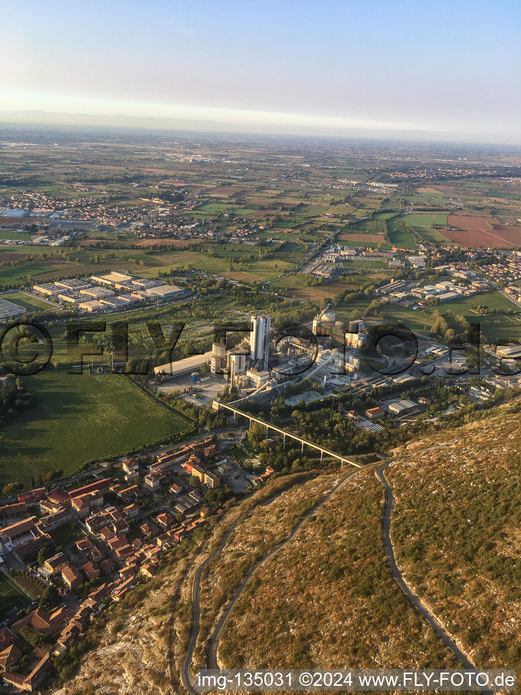 Vue aérienne de Cimenterie Italcementi Spa Rezzato à Rezzato dans le département Brescia, Italie