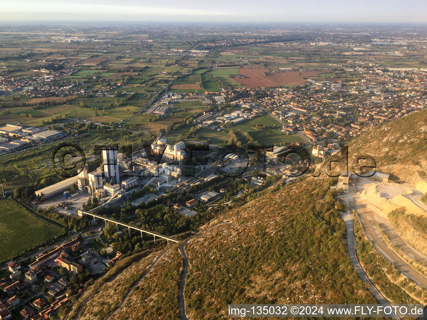 Vue aérienne de Cimenterie Italcementi Spa Rezzato à Rezzato dans le département Brescia, Italie