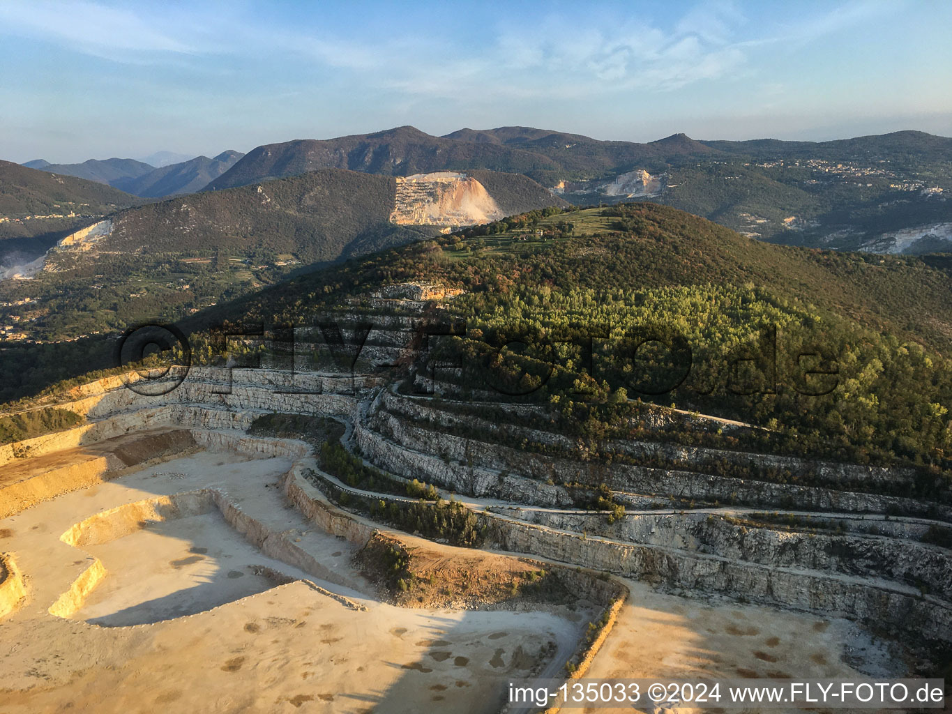 Vue aérienne de Carrière de calcaire Cava Italcementi à Mazzano dans le département Brescia, Italie